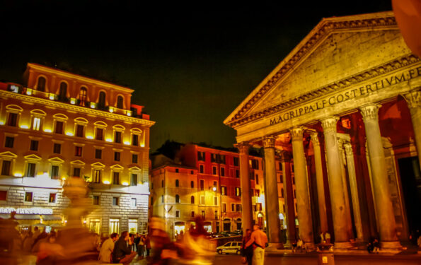 view of Albergo del Senato and Pantheon