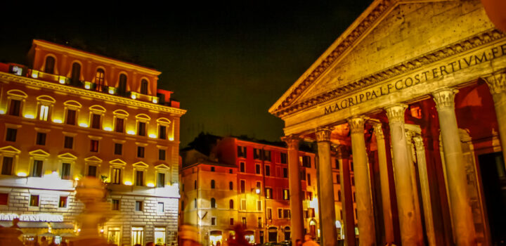 ALBERGO DEL SENATO–WAKE UP TO THE PANTHEON STARING RIGHT AT YOU