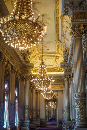 El Teatro Colón lobby