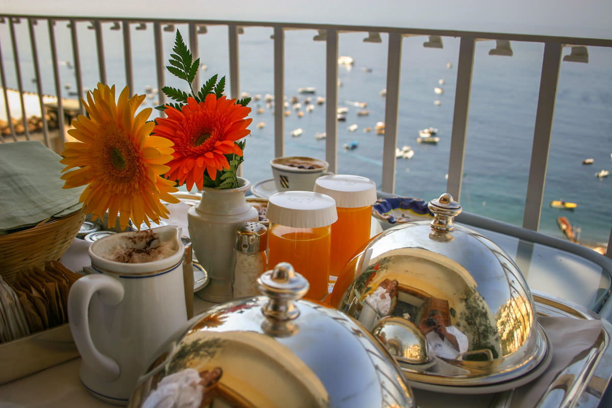 breakfast on terrace Le Sirenuse
