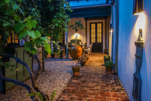 Restaurante Garzón path at night