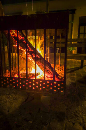 Restaurante Garzón fire pit at night