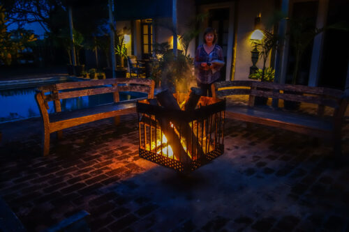 Restaurante Garzón fire pit at night