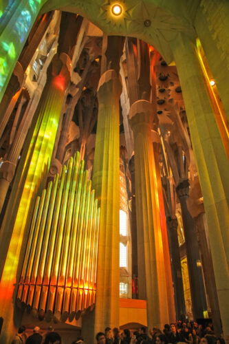 La Sagrada Família organ and columns