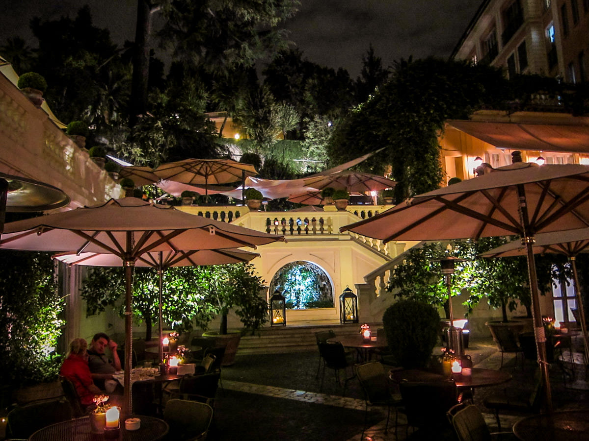 Hotel de Russie Roma garden at night