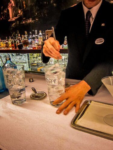 Dry Martini Bar Madrid stirring