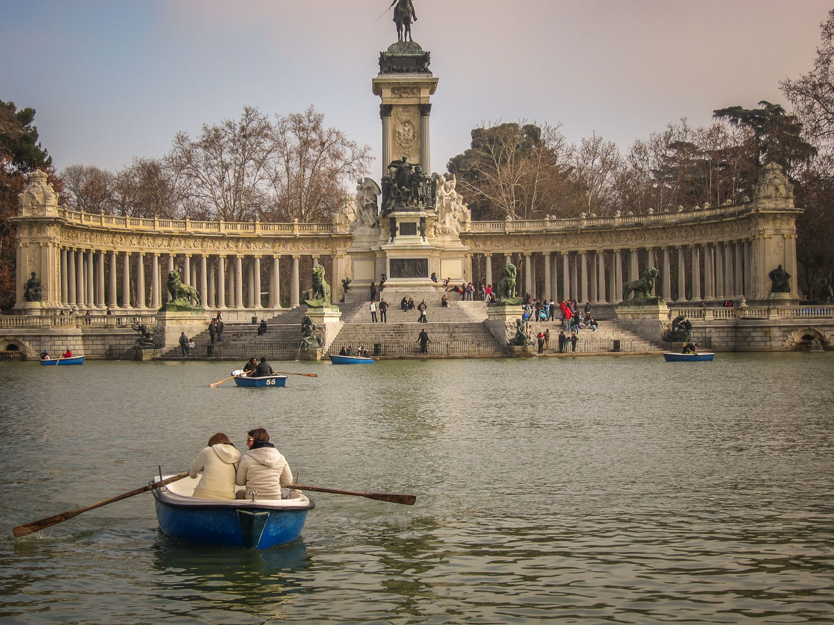 Parque del Buen Retiro boating