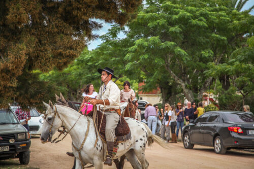 Garzón gaucho parade family