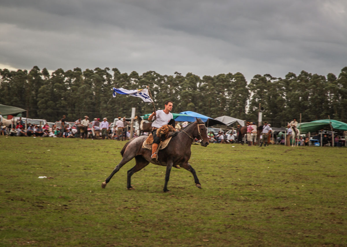 flag rider Garzón rodeo