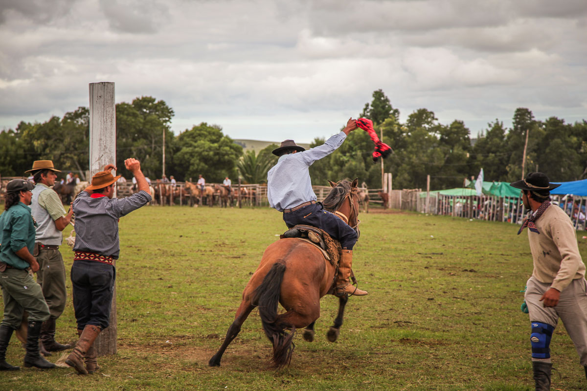 Carnival festa Garzón bronc rider