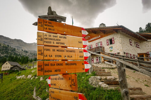 trail sign fanes-sennes-braies natural park