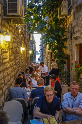 Korčula restaurant in alley