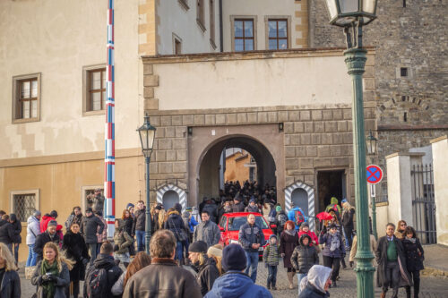 Entrance to Prague Castle crowds