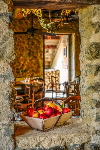 apples in window La Ferme aux Grives Les Prés d'Eugénie