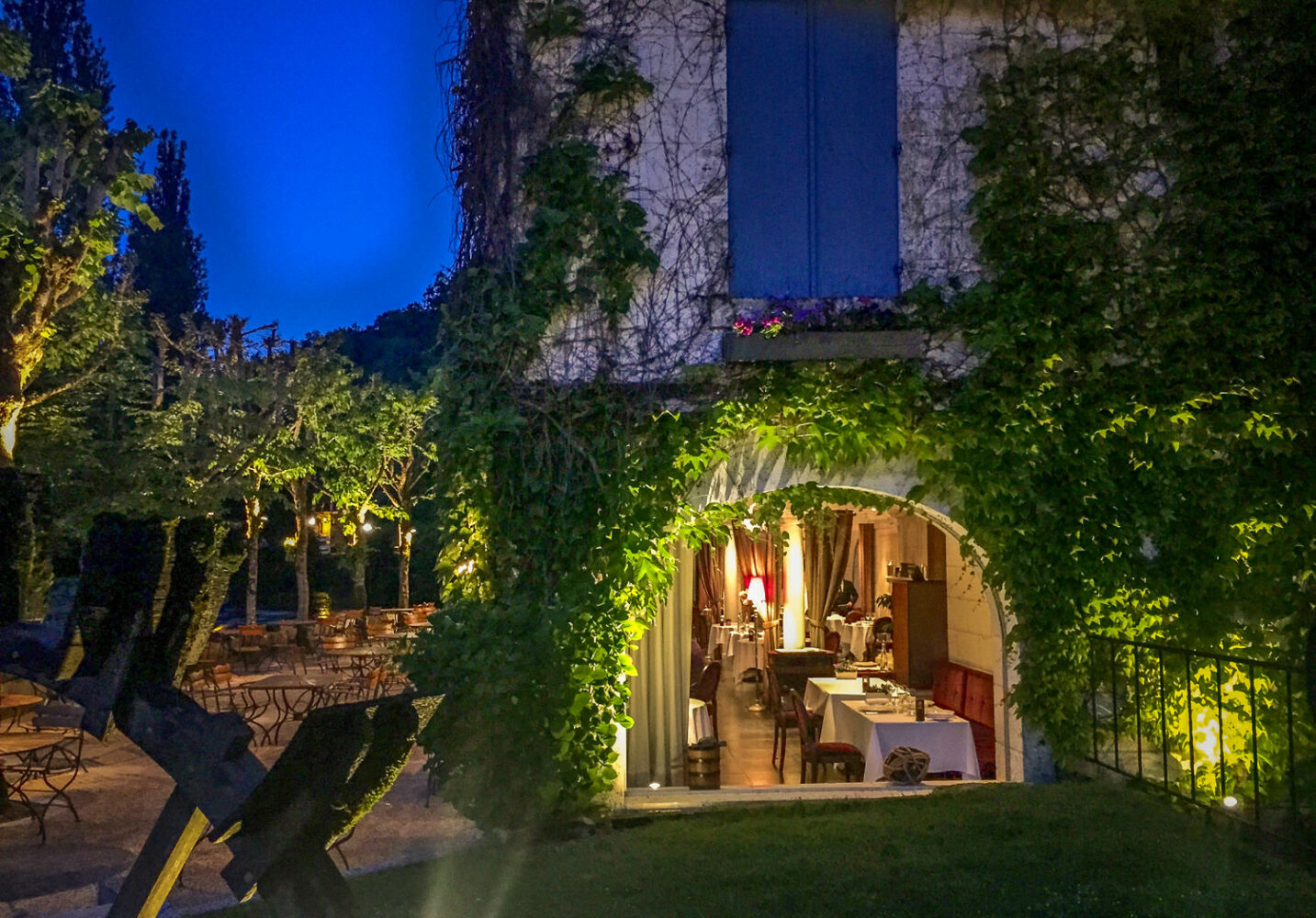 restaurant window Le Moulin de l'Abbaye