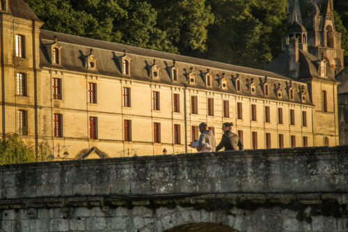 walkers on bridge Brantôme