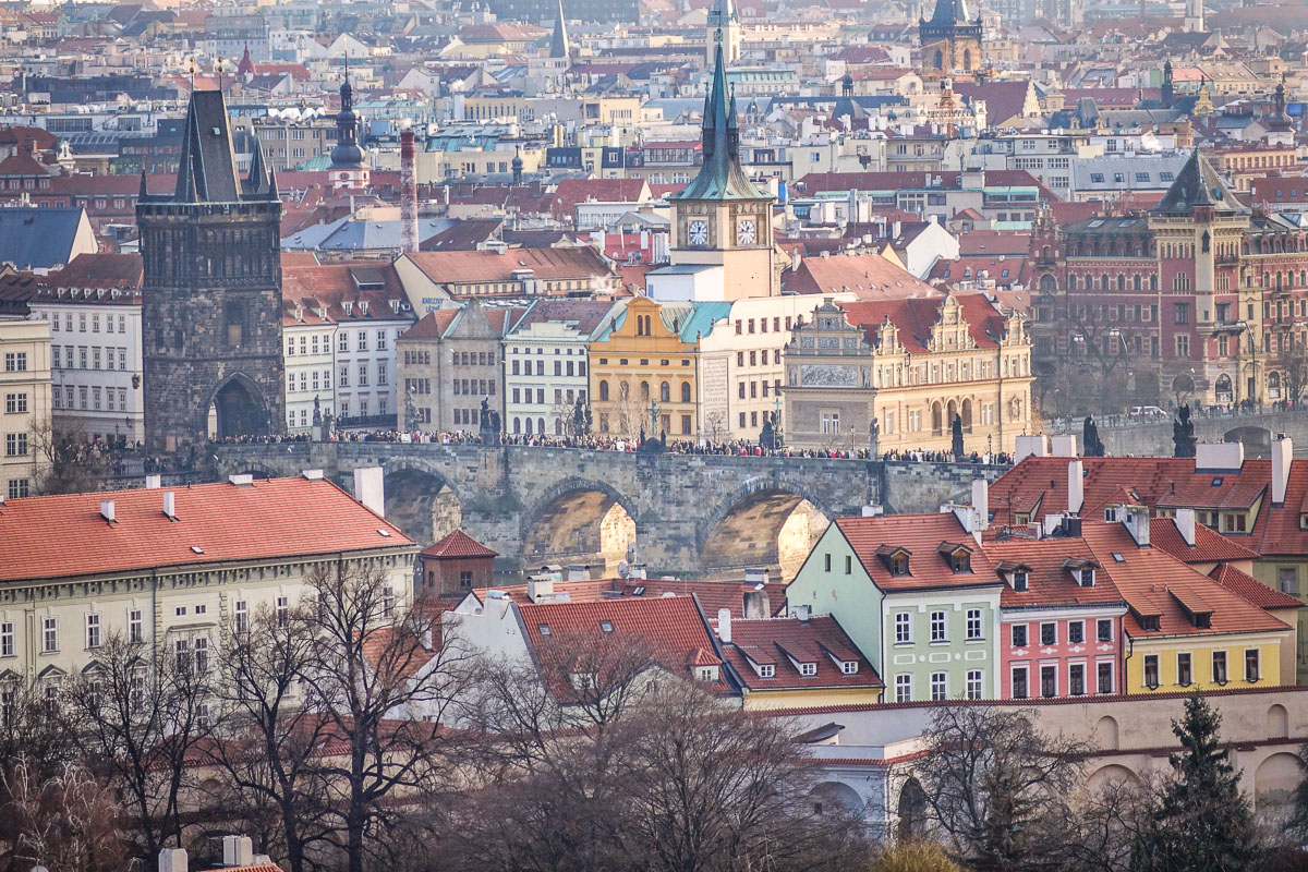 Charles Bridge crowds crossing