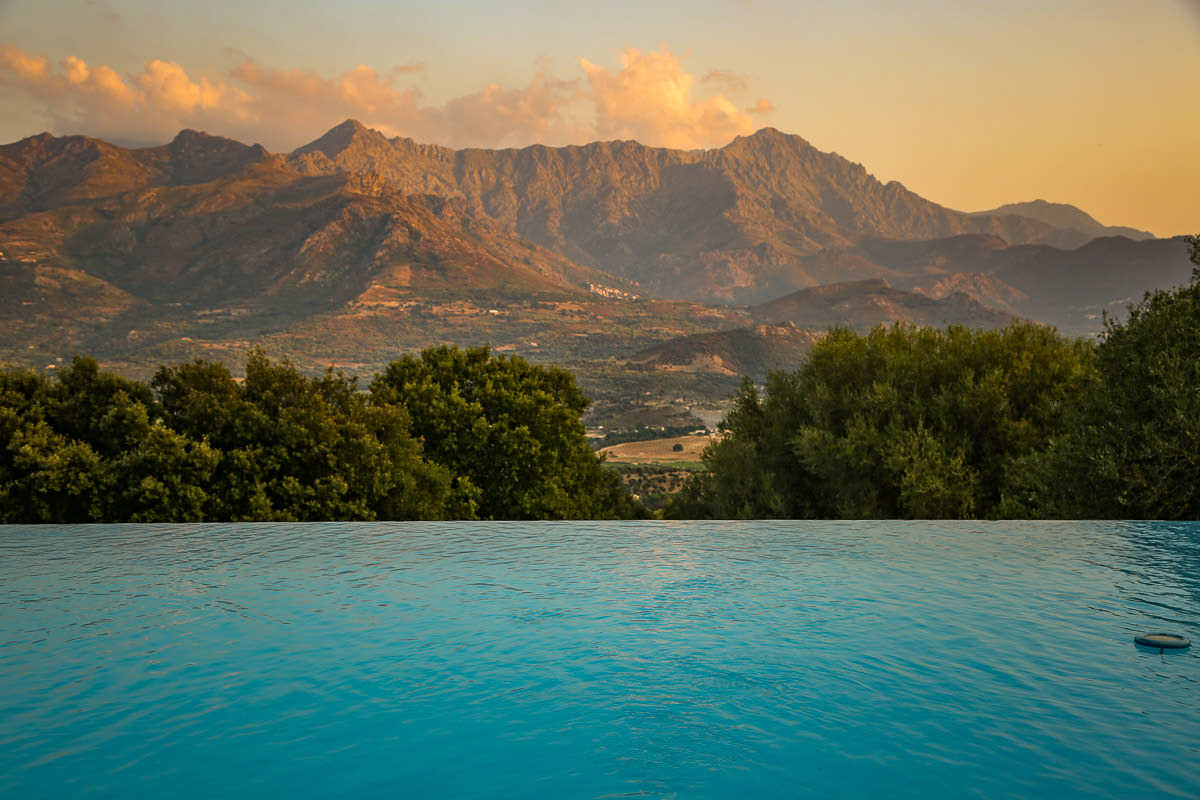 A Piattatella pool view of mountains