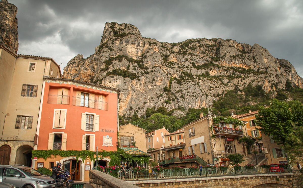 Moustiers-Sainte-Marie mountains and town