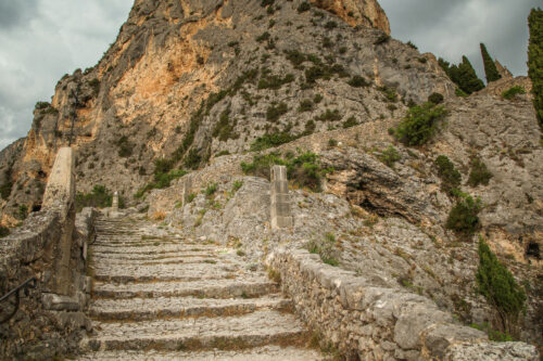 steep steps Moustiers-Sainte-Marie