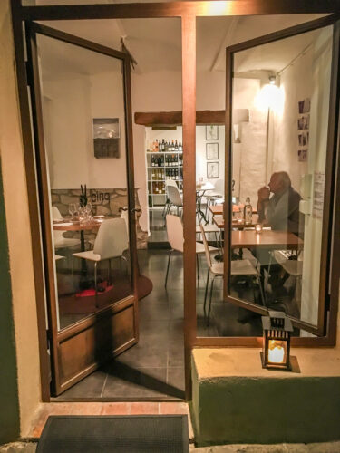 busy dining room Restaurant Cinq Tourrettes