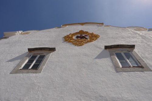 Tavira white building crest