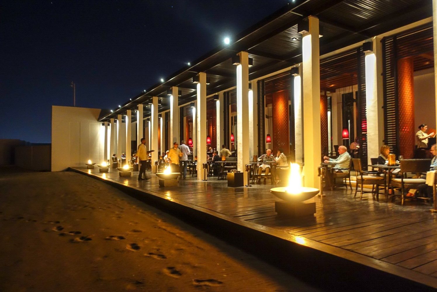 Chedi_Muscat Beach restaurant at night