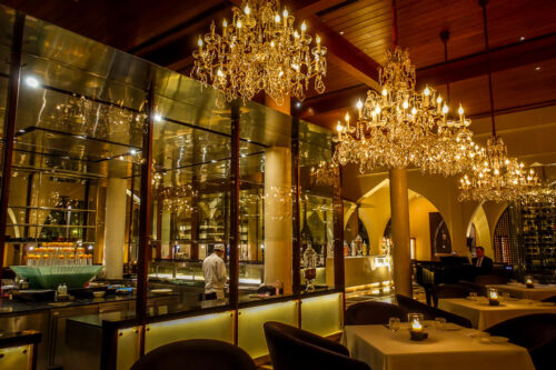 The Restaurant chandeliers Chedi Muscat