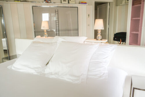 La Coorniche suite white pillows