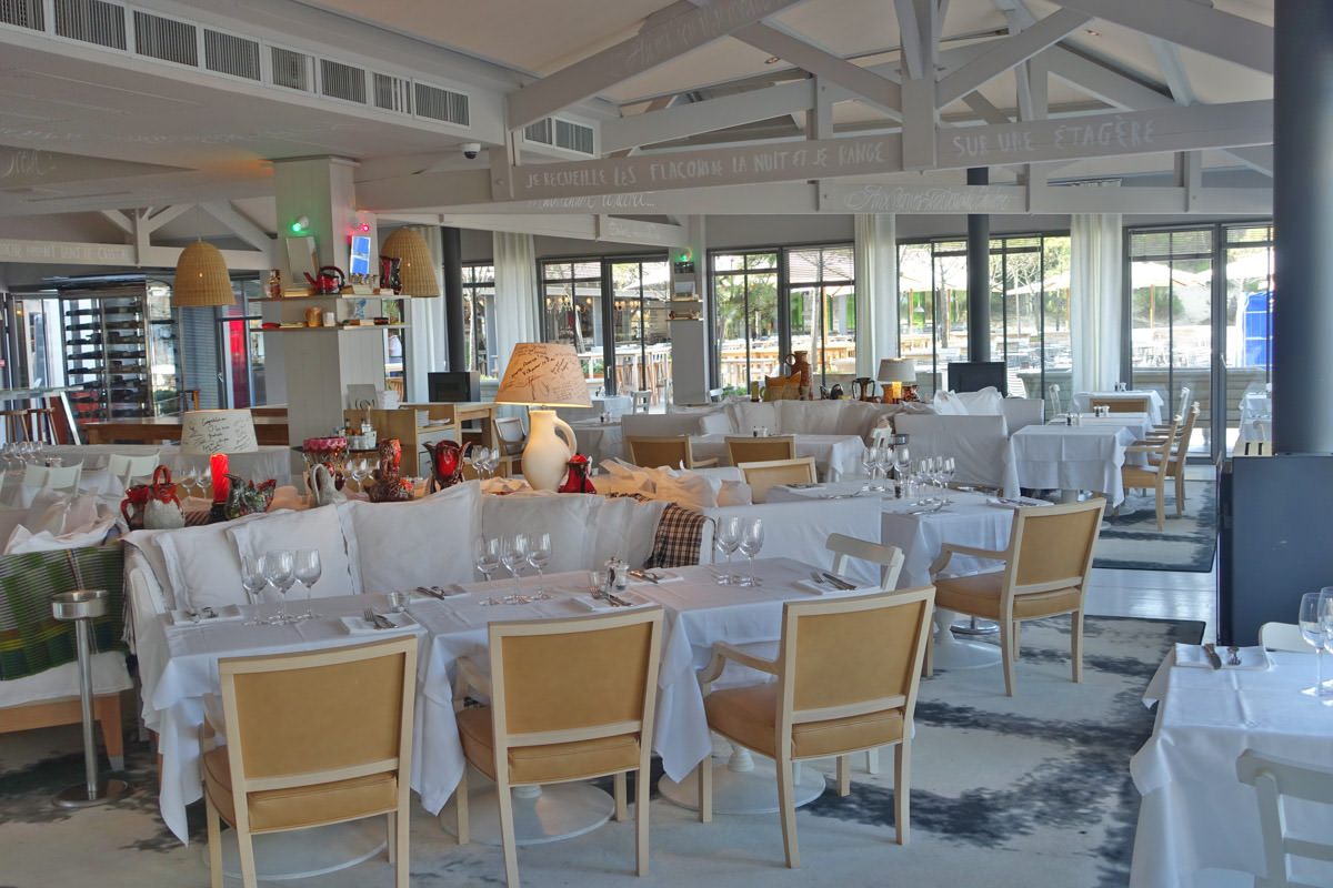 La Co(o)rniche dining room interior