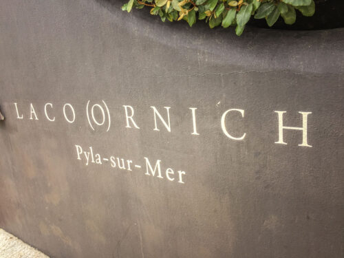 La Co(o)rniche entrance sign