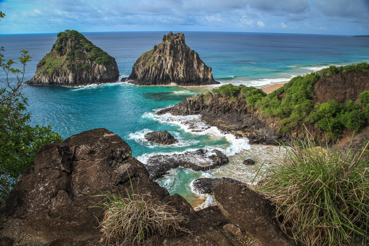 Dois Irmãos Fernando de Noronha waves