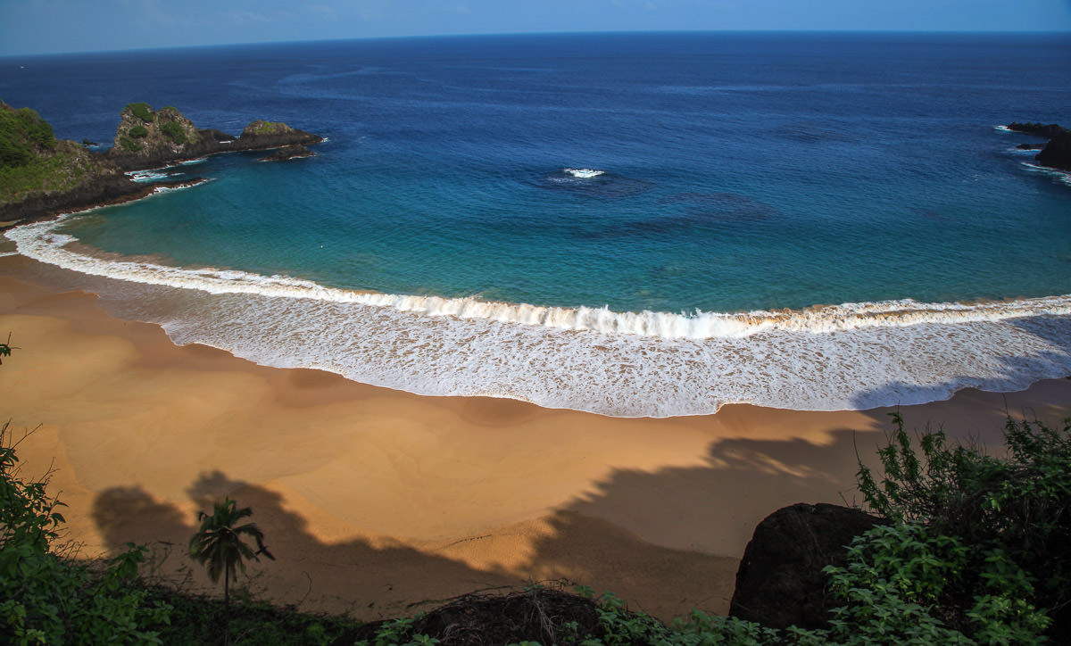 Praia do Sancho Fernando de Noronha waves