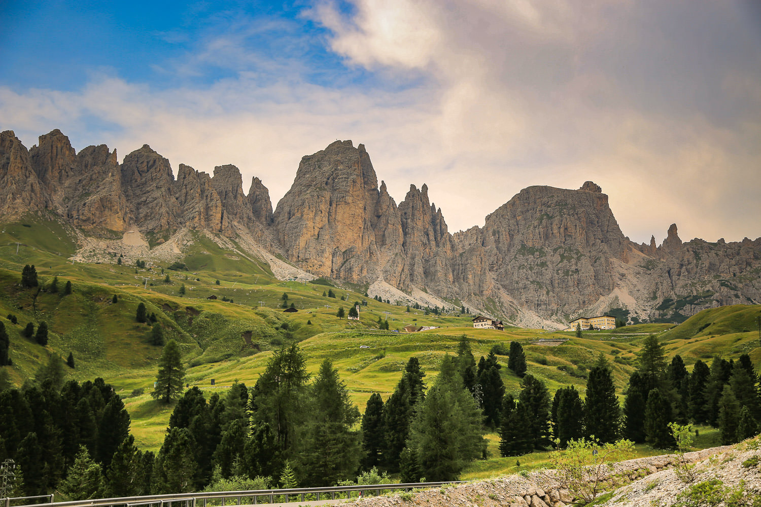 Passo Gardena mountain ridge