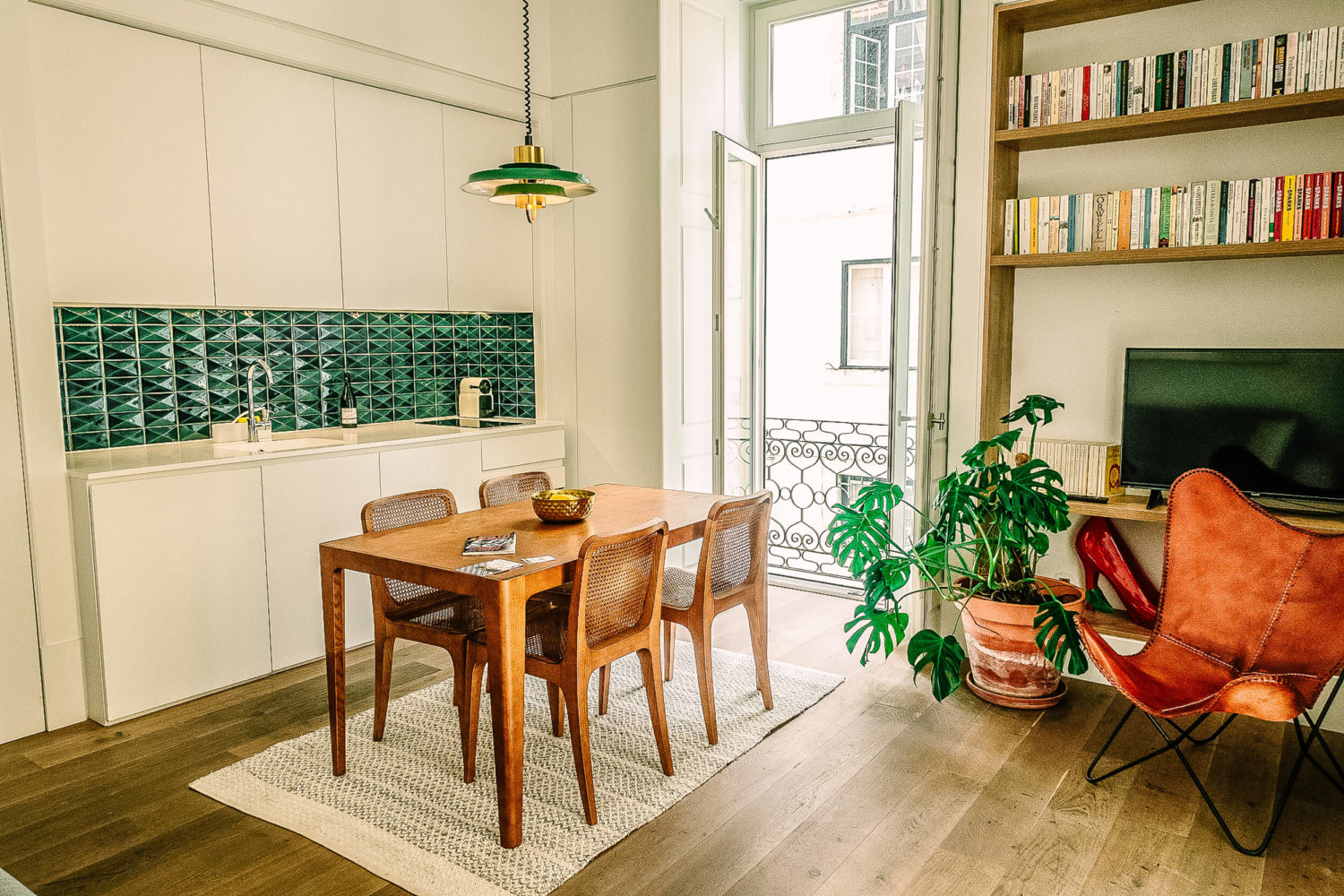 The Lisboans Apartments dining area 1B