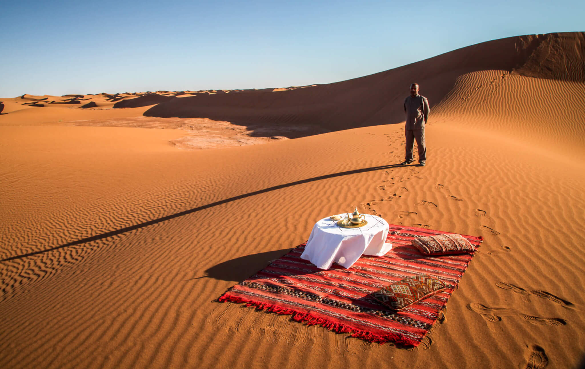 Dar Ahlam table in the desert