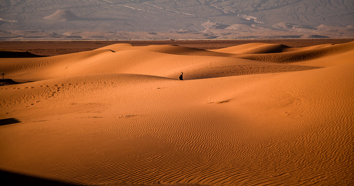 Dar Ahlam waiter in sand dunes