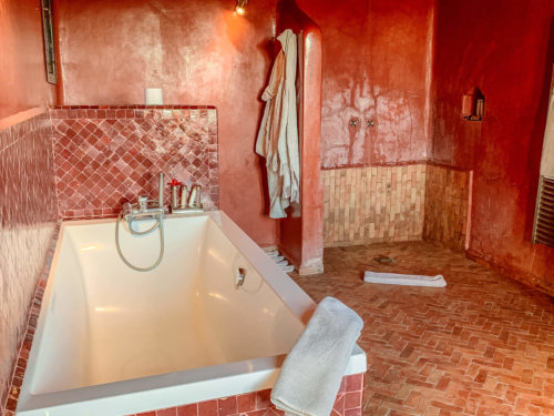 Le Jardin des Douars Mogador Suite bathtub