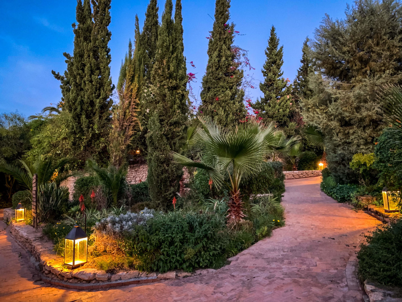 Le Jardin des Douars walkway night