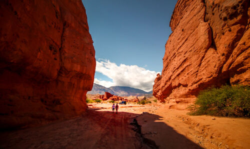 Quebrada de las Conchas people in canyon