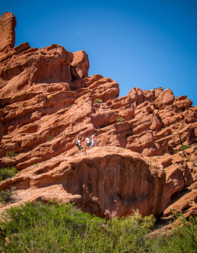 Quebrada de las Conchas people on rocks