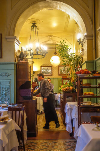 restaurant da Giacomo Milano waiter