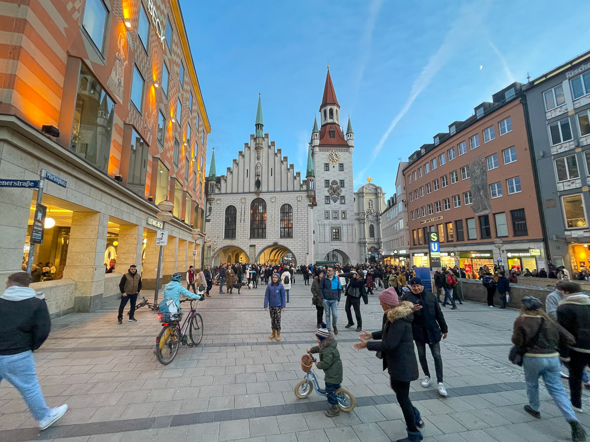 Marienplatz kids playing