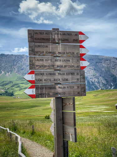 Seiser Alm/Alpe di Siusi trail sign