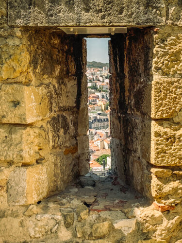 Castelo de São Jorge arrow window