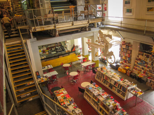 Ler Devagar Lisbon bookstore shelves