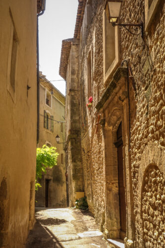 narrow street Saignon Provence