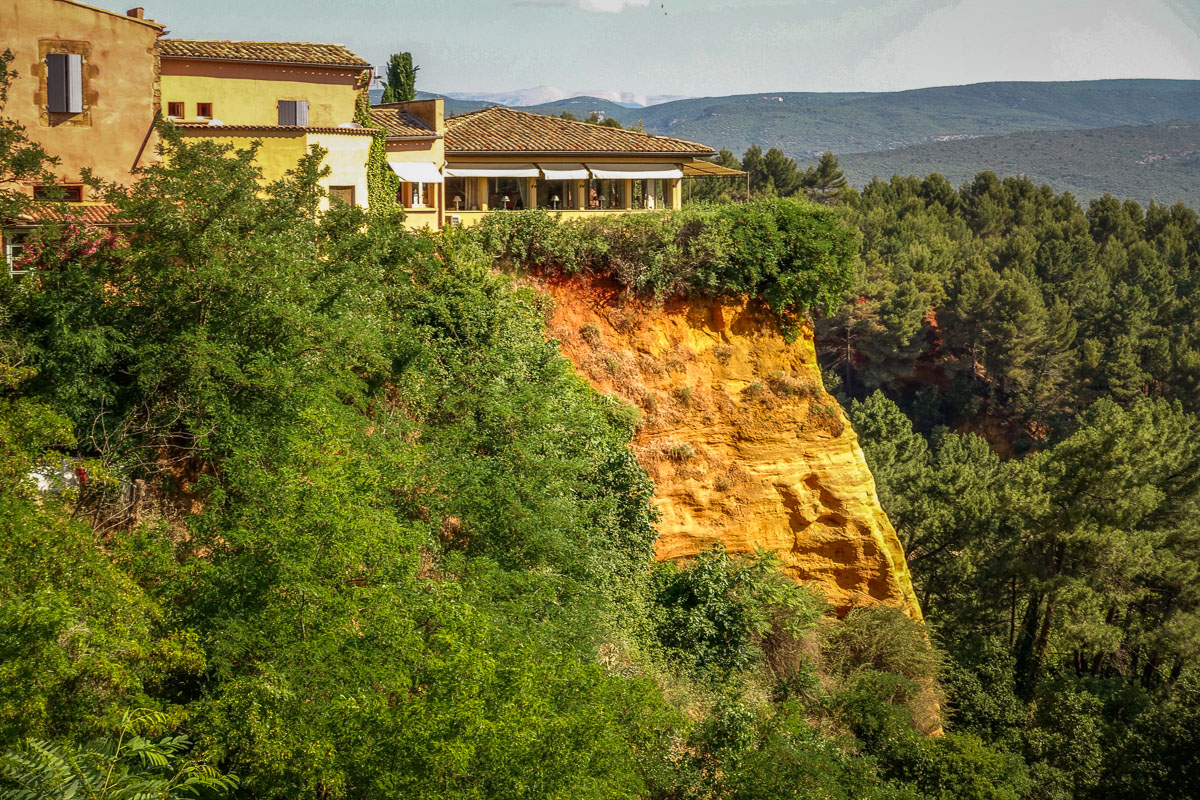 Restaurant Omma restaurant overlooking Roussillon Provence