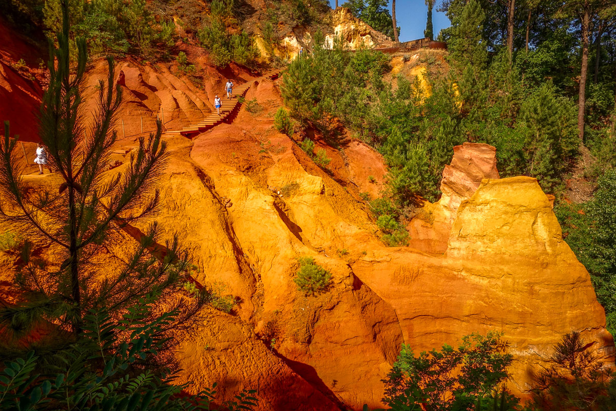 people entering Roussillon Sentier des Ocres