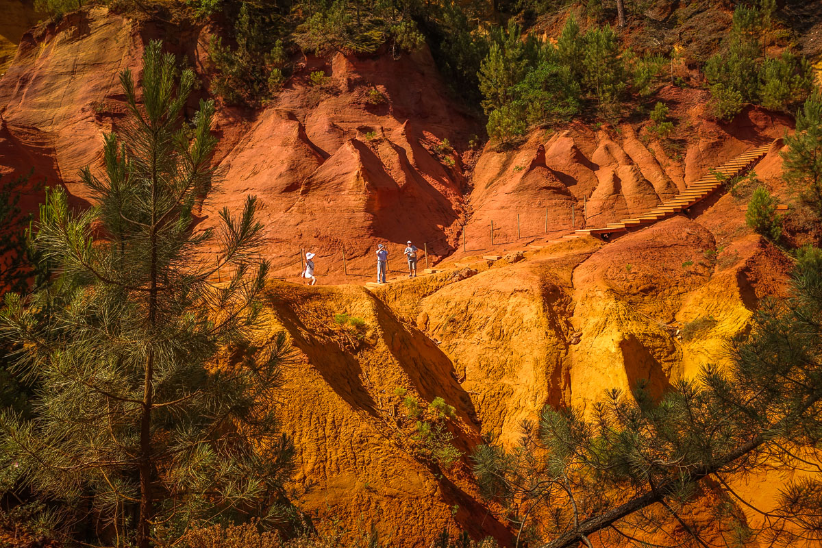 Roussillon Sentier des Ocres from far